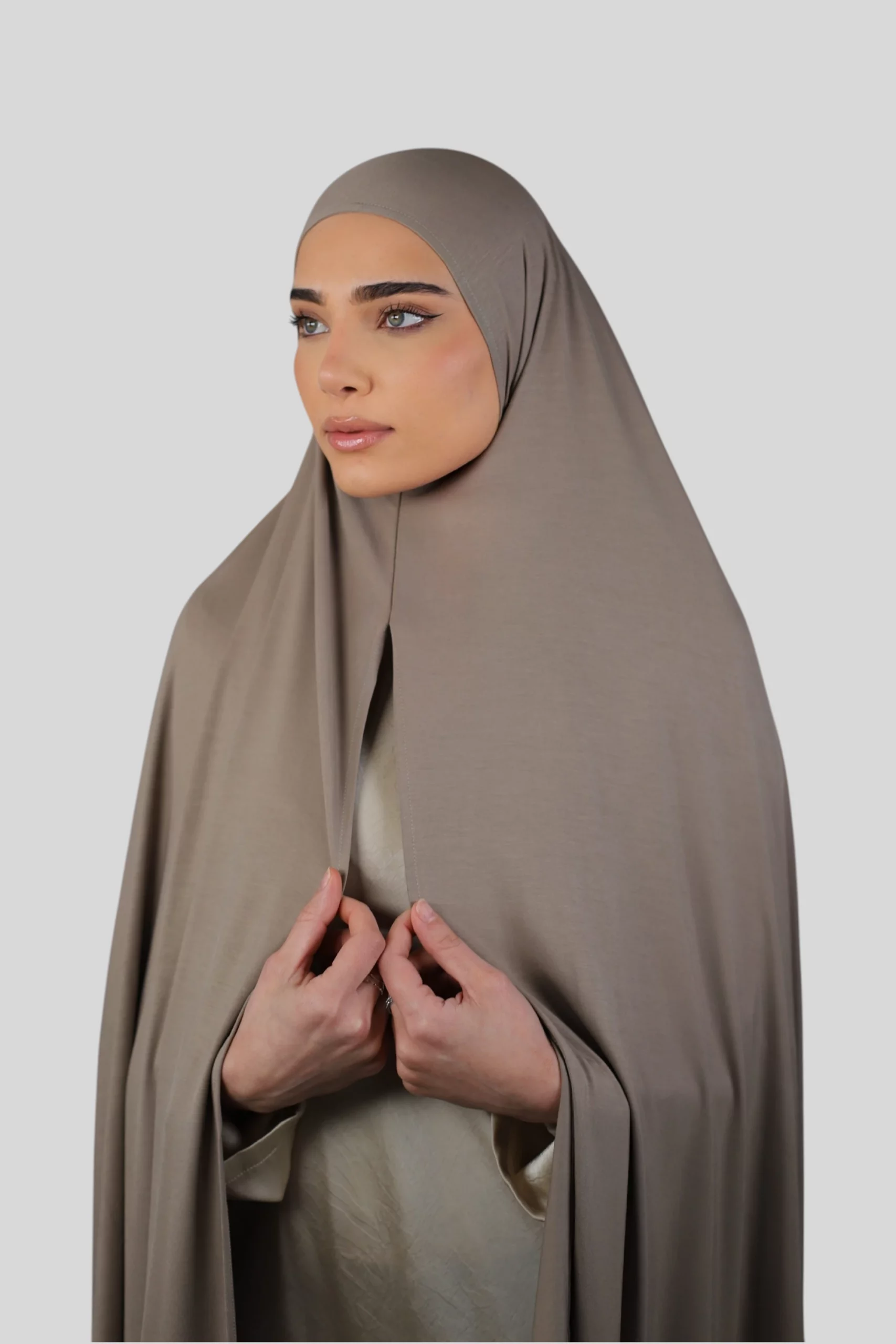 Bambus Hijab in Warm Truffle von LAMAARI